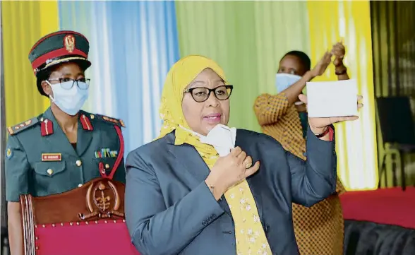 ?? DOMASA SYLIVESTER / AP ?? La presidenta de Tanzània, Suluhu Hasan, exhibia ahir el seu certificat de vacunació