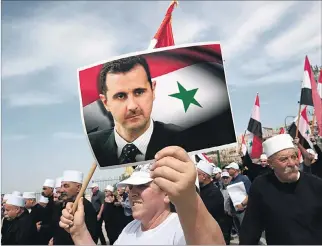  ?? ATEF SAFADI / EFE ?? Apoyo. Cientos de drusos se manifestar­on ayer con banderas sirias en apoyo al régimen de Bashar al Asad.