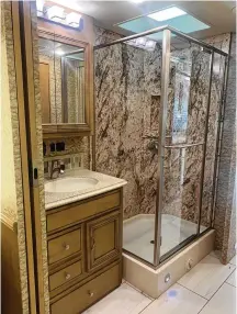  ?? SUSAN TAYLOR MARTIN PHOTOS/TAMPA BAY TIMES/TNS ?? The bathroom of a luxury Ventana model coach made by Newmar.