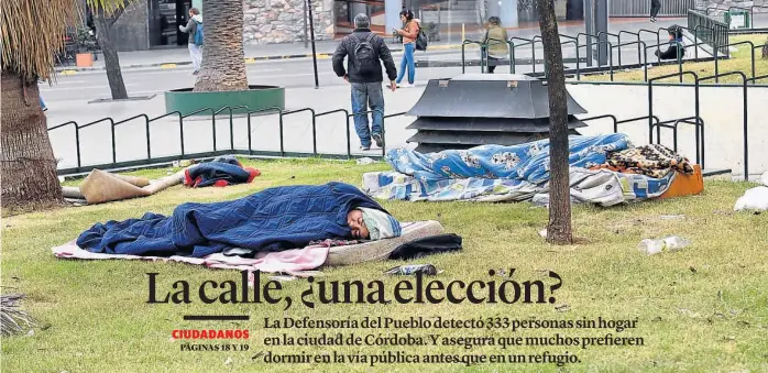  ?? (RAIMUNDO VIÑUELAS) ?? Ex plaza Vélez Sársfield. La cantidad de gente en situación de calle se mantiene estable en el último año en el Centro de la capital cordobesa.