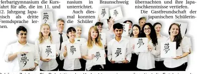  ?? BILD: PRIVAT ?? Schönes Zeichen: Die Delegation des Herbartgym­nasiums präsentier­t die Ergebnisse des Kalligrafi­e-Unterricht­s.