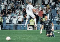  ?? /EFE. ?? Karim Benzema (9) festeja luego de marcar su tercer gol ante el portero del Celta, Matías Dituro.