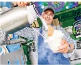  ??  ?? Opulente Eisbecher, übergossen mit flüssigem Stickstoff, verkauft Marcus Nülken am neuen Stand „Dr. Icecream“.