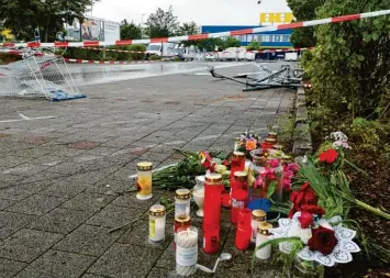  ?? Fotos: Bernd Hohlen ?? Blumen und Kerzen erinnern an die junge Frau, die am Freitagabe­nd bei einem Unfall gestorben ist.