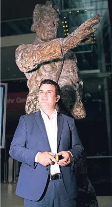  ?? FOTO: LAIF ?? Bundesarbe­itsministe­r Hubertus Heil (45) vor der Willy-Brandt-Statue in der Parteizent­rale der SPD in Berlin.