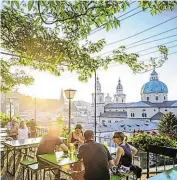  ??  ?? Von der Terrasse des Stieglkell­ers haben Gäste einen herrlichen Blick auf Salzburg.