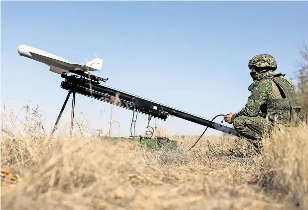  ?? FOTO: ALEXEI KONOVALOV/TASS /PICTURE ALLIANCE ?? Neue Art der Kriegsführ­ung: Ein russischer Soldat bereitet eine Kampfdrohn­e für den Einsatz im Krieg vor.
