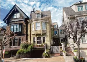  ?? Aidin Vaziri/The Chronicle ?? Actress Julia Roberts’ Washington Street house in Presidio Heights listed for $11.75 million last week. The sale is marked as “pending” on websites.