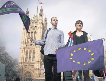  ?? FOTO: DPA ?? EU-Ausländer in Großbritan­nien protestier­en vor dem Parlament in London gegen den Brexit.