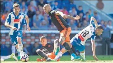  ??  ?? DISPUTADO. Zaza pelea un balón tras superar a Javi Fuego y ante la oposición de Víctor Sánchez.