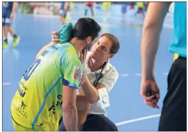  ?? (Photo Adeline Lebel) ?? Touché au mollet dans un violent choc dès les premières minutes contre Berlin, Aurélien Abily devra patienter quatre semaines avant de reprendre l’entraîneme­nt.