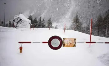  ?? (URS FLUEELER/KEYSTONE) ?? L’une des routes fermées lundi en Suisse, ici entre Wassen et Goeschenen, dans le canton d’Uri.