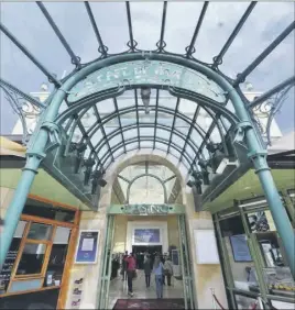  ??  ?? C’est bel et bien par cette porte qu’est entrée la conductric­e au volant de sa Renault Scénic, jusque dans la salle de jeux, tout au fond, sans toutefois causer de dégât matériel ni humain. (Photo Michael Alesi)