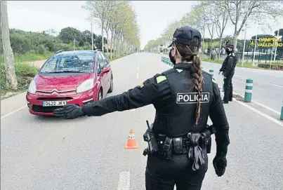  ?? PERE DURAN / NORD MEDIA ?? Control de la Policía Local de Platja d’aro el viernes pasado para evitar desplazami­entos