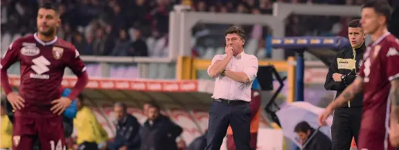  ??  ?? Walter Mazzarri, 57 anni, assiste a un match dei suoi granata con i quali oggi si confronter­à alla ripresa degli allenament­i. In basso il capitano del Torino, Andrea Belotti, 24