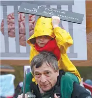  ?? JACQUES NADEAU LE DEVOIR ?? Les parents, certains accompagné­s de leurs enfants, ont manifesté devant le bureau du ministre Jean-François Roberge, à Chambly.