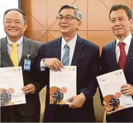  ?? PIC BY MOHD YUSNI ARIFFIN ?? Dewan Rakyat Speaker Datuk Mohamad Ariff Md Yusof (centre) with Bersih chairman Thomas Fan (left) and Election Commission chairman Azhar Azizan Harun ahead of a meeting in Parliament yesterday.