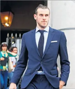  ??  ?? PENSATIVO. Bale quiere conocer el futuro que le propone el Madrid.