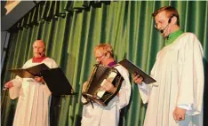  ??  ?? Die Drei Tenöre Heinz Birkenhaue­r, Dr. Max Wohlgschaf­t und Dr. Ulf Birkenhaue­r be sangen die glückliche Heimkehr von Pfarrer „Franz“.