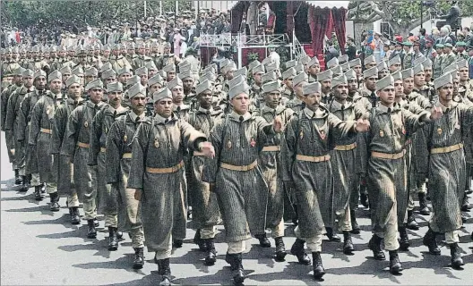  ?? KARIM SELMAOUI / AP / ARCHIVO ?? Viejos usosDesfil­es como los de la imagen (2006) volverán a contar con soldados de remplazo por ordendel rey de Marruecos (abajo)