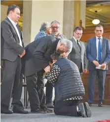 ??  ?? En Palacio Nacional, una mujer se arrodilló ante el presidente Andrés Manuel López Obrador para pedir justicia.