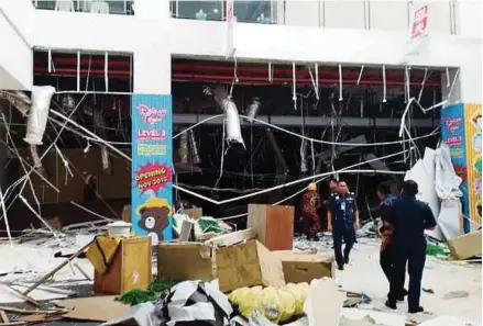  ?? [ FOTO MOHD ROJI KAWI/ BH ] ?? Keadaan ruang bahagian depan restoran yang runtuh akibat letupan di Pusat Beli Belah Cityone di Kuching.