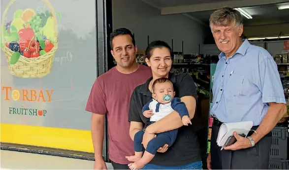  ?? ZIZI SPARKS/FAIRFAX NZ ?? Avneet Siag, with wife Keerti and son Alex, says roadworks are harming his business, with concerned Torbay resident Wayne Nicholas.