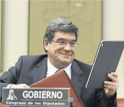  ?? EFE / JUAN CARLOS HIDALGO ?? José Luis Escrivá, durante su comparecen­cia en la comisión del Pacto de Toledo.