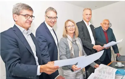  ?? NGZ-FOTO: SALZ ?? Jurysitzun­g mit (v.l.) Tilman Bechthold (RWE), Frank Kirschstei­n (NGZ), Birgit Rothe-slak, Dirk Brügge und Hans-ulrich Klose (alle RheinKreis).