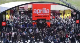  ??  ?? L’hospitalit­y MotoGP Aprilia était également présente dans le paddock, mais il fallait montrer patte blanche pour y accéder.