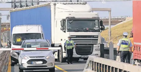  ?? FOTO: UWE MISERIUS (ARCHIV) ?? Auch Pkw müssen manchmal vor den Schranken warten – nämlich dann, wenn hinter ihnen Lkw aus der Sperranlag­e abgeleitet werden.