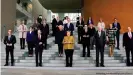  ?? ?? Меркель и министры. Фотография на память