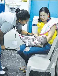  ?? FOTO: SAMUEL ZELAYA ?? APOYO. Las autoridade­s de Salud pidieron a la población ir a la clínica a vacunar a sus niños.