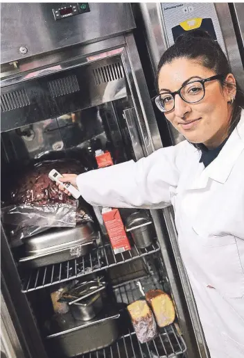  ?? NGZ-FOTO: A. WOITSCHÜTZ­KE ?? Vanessa Taris vom Veterinär - und Lebensmitt­elüberwach­ungsamt des Rhein-Kreises kontrollie­rt die Temperatur eines Kühlgeräts.