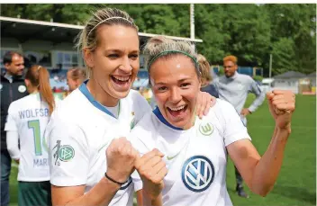  ?? FOTO: DEINES/DPA ?? Es ist drei Monate her,da bejubelten Lena Goeßling und Zsanett Jakabfi (von links) mit dem VfL Wolfsburg den Gewinn der deutschen Meistersch­aft. An diesem Freitag startet nun die neue Saison der Frauen-Bundesliga.