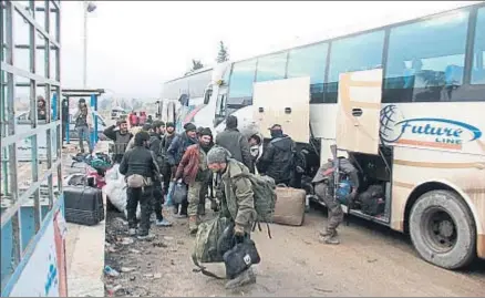  ?? OMAR HAJ KADOUR / AFP ?? Combatient­es rebeldes llegan a la región de Jan al Asal, bajo el control de la oposición, tras salir de Alepo