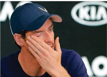  ?? FOTO: BAKER/AP/DPA ?? Andy Murray wischt sich Tränen aus dem Gesicht. Der Schotte wird seine Karriere wegen anhaltende­r Hüftproble­me möglicherw­eise schon nach den Australian Open beenden, spätestens aber im Sommer in Wimbledon.