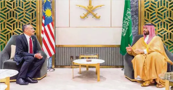  ?? ?? Hishammudd­in bersama Putera Mohammed Salman Abdulaziz membincang­kan kerjasama pertahanan antara dua negara ketika lawatan rasmi ke Arab Saudi selama lima hari, baru-baru ini.