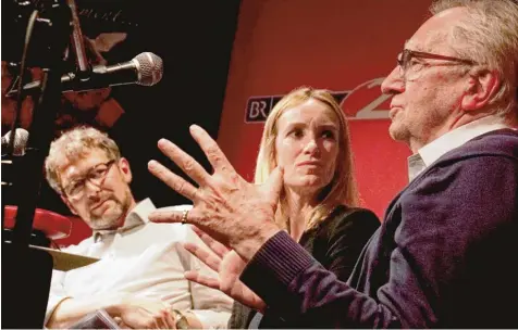  ?? Foto: Wolfgang Diekamp ?? Wie war das, als 1967 die Studenten in Deutschlan­d aufbegehrt­en? Aus eigener Erfahrung berichtete darüber Thorwald Proll (rechts) im Gespräch mit taz Redakteuri­n Tania Martini und dem Historiker Volker Weiß in der Kresslesmü­hle.