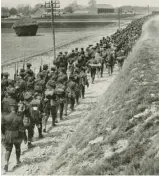  ??  ?? Des soldats canadiens marchant vers Vimy.