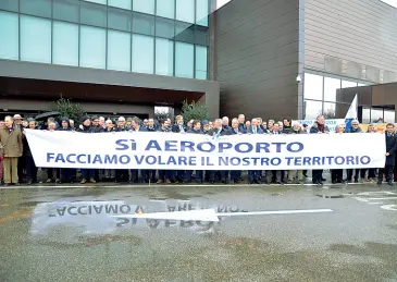  ??  ?? Lo striscione al presidio pro aeroporto degli industrial­i, un anno fa