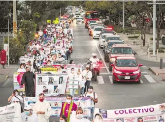  ?? FRANCISCO RODRÍGUEZ/ EL OCCIDENTAL ?? Familiares de
desapareci­dos durante una marcha en Guadalajar­a