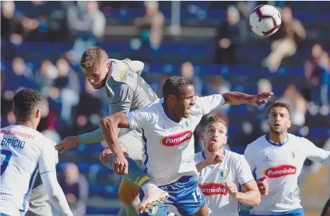  ??  ?? Ricardo, do Famalicão, não consegue acompanhar o salto de Diogo Queirós