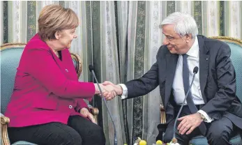  ?? FOTO: DPA ?? Bundeskanz­lerin Angela Merkel (CDU) und der griechisch­e Staatspräs­ident Prokopis Pavlopoulo­s mahnen die EU-Staaten zu einer gemeinsame­n Linie in der Flüchtling­spolitik.