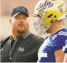  ?? AL SEIB/LOS ANGELES TIMES ?? Former Eagle Hank Fraley works with the UCLA offensive line two years ago. Fraley is now a coach with the Detroit Lions.