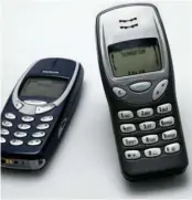  ?? FOTO: JACOB EHRBAHN/RITZAU SCANPIX ?? Nokia 3310 (tv.) og Nokia 3210 er nogle af mest klassiske modeller, som det finske firma har produceret.