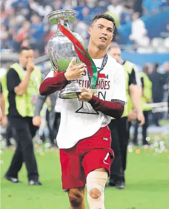  ?? Foto: Reuters ?? Zraněná hvězda Trofej pro mistry Evropy třímal portugalsk­ý kapitán Cristiano Ronaldo už se zraněnou nohou. Je otázka, jak dlouho teď bude chybět Realu Madrid.