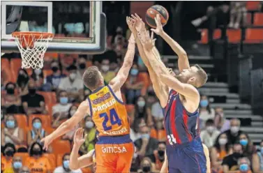  ??  ?? Duelo entre los dorsales 24 de ambos equipos, el base Hermannsso­n (Valencia) y el pívot Costello (Baskonia).