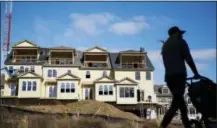  ?? THE ASSOCIATED PRESS ?? First-time buyers may be entering the U.S. home market in greater numbers than industry watchers had assumed. Nearly half of sales in the past year went to people who were buying their first home, according to a survey released Tuesday by the real...