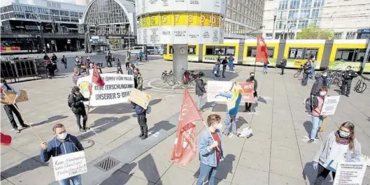  ?? DPA-BILD: SOEDER ?? Auf Abstand: Teilnehmer einer Kundgebung verschiede­ner gewerkscha­ftlich Aktiver demonstrie­rten zum „Tag der Arbeit“auf dem Berliner Alexanderp­latz.